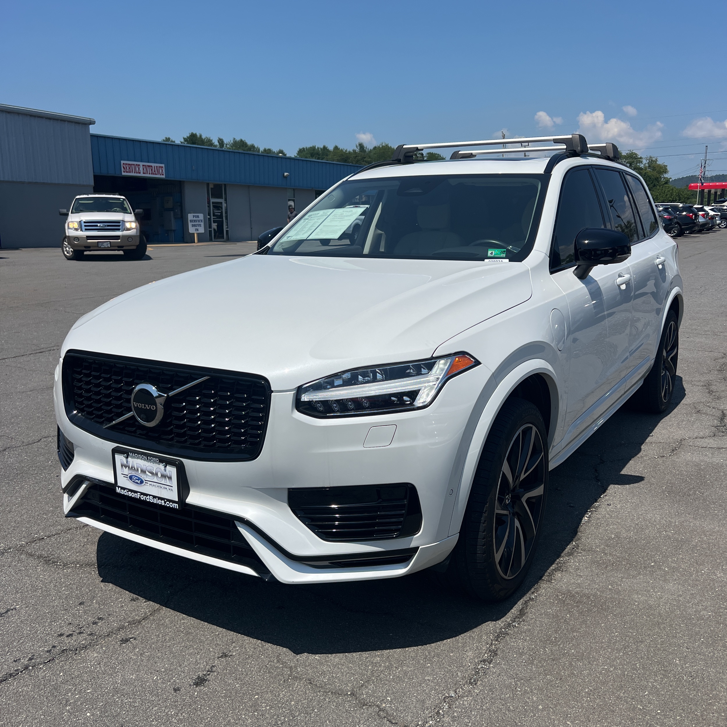 2023 Volvo XC90 T8 - Plus